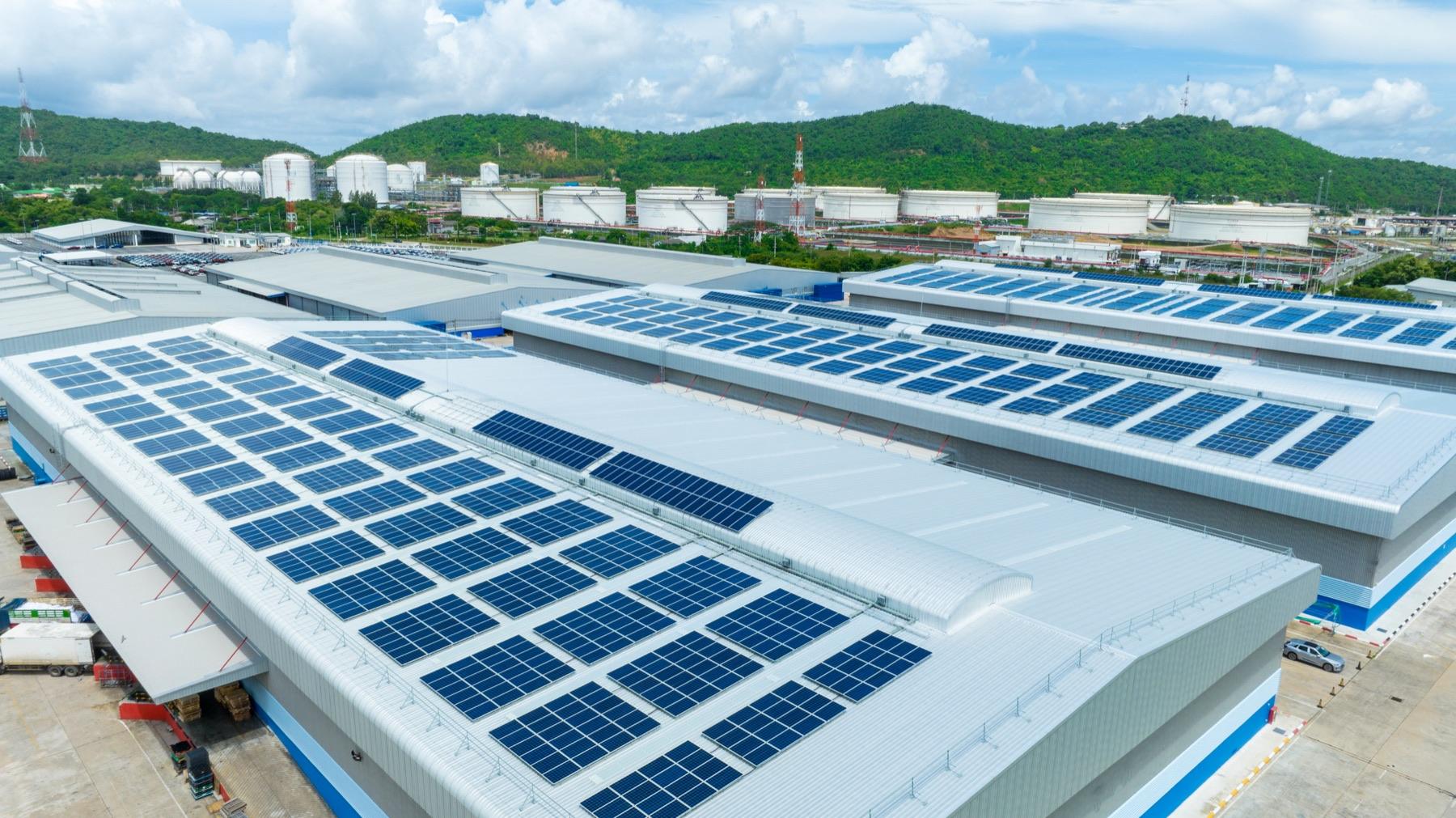 Techo de una bodega industrial cubierto de paneles solares