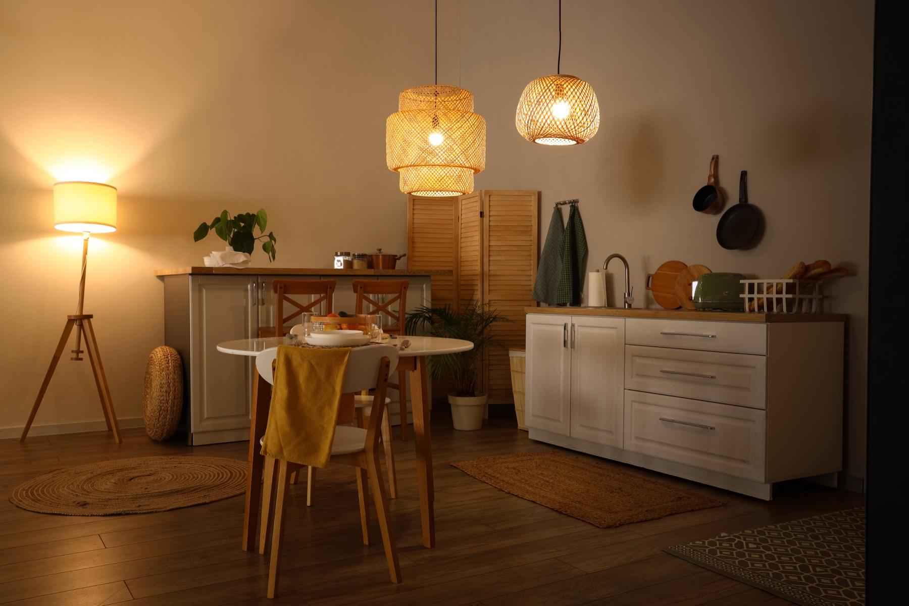 Cocina iluminada en la noche